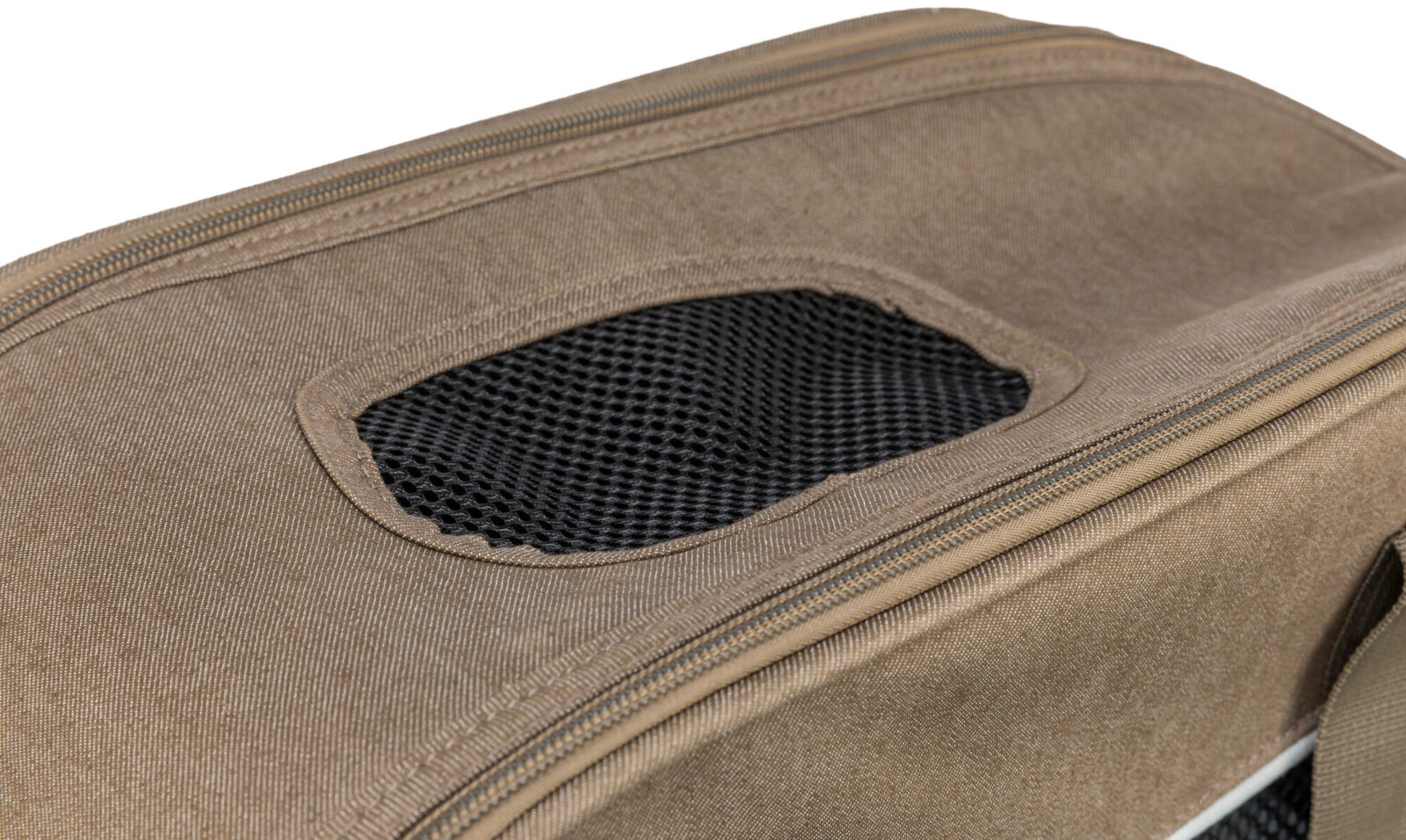 Braune Tasche mit schwarzem Netzfenster und Reißverschlüssen, Detailansicht der oberen Seite.