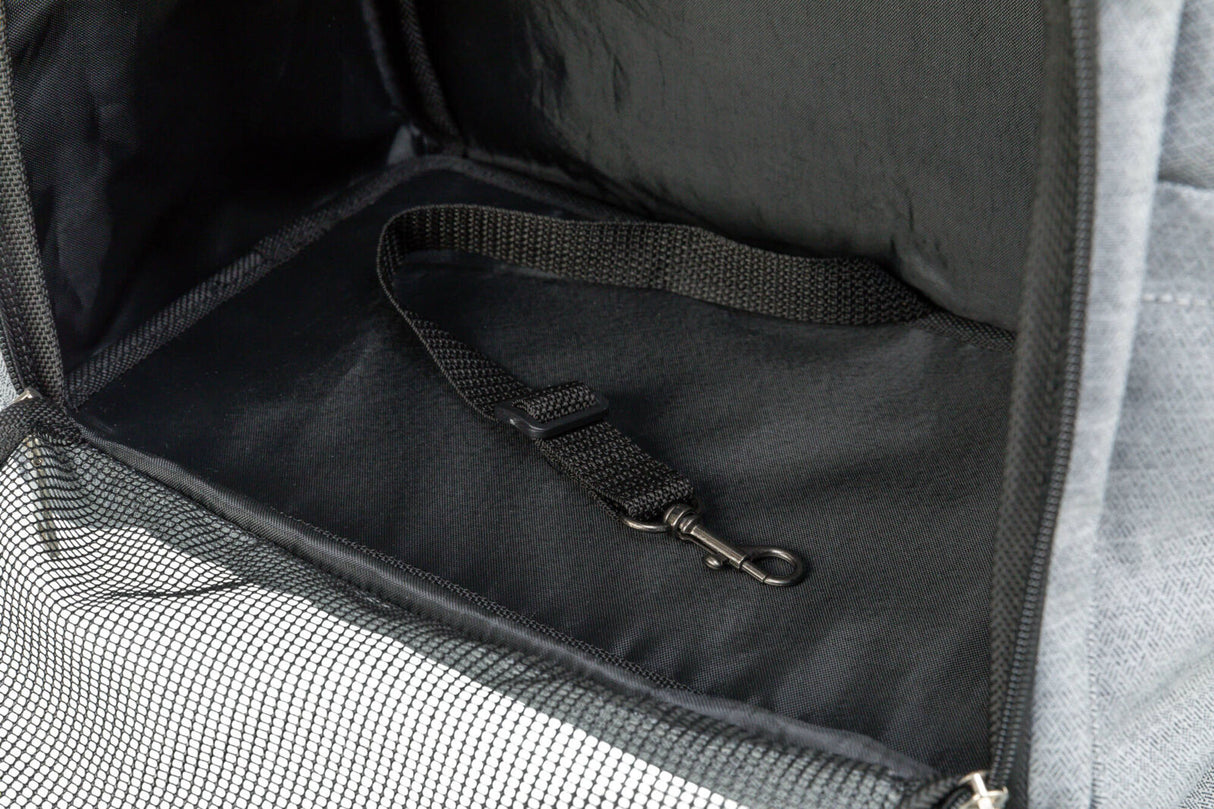 Schwarzes Innenfach mit Gurtschlaufe und Metallhaken in einer grauen Tasche mit Netzstruktur.