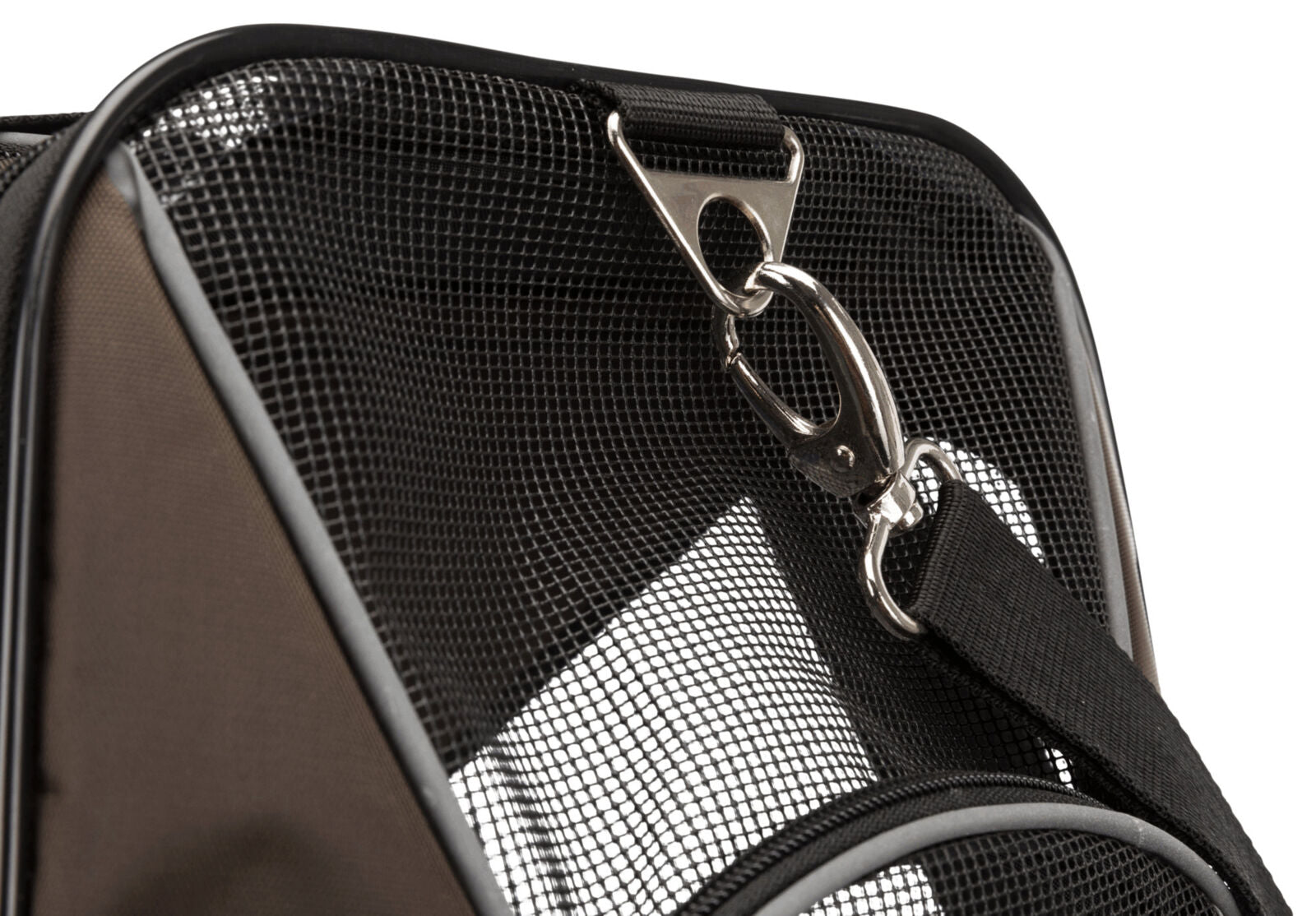 Schwarze, netzartige Stoffstruktur mit silbernem Karabinerhaken und schwarzem Gurtband an einer Kante befestigt.