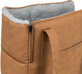 Tragetasche in braunem Lederlook mit Reißverschluss und grauem, flauschigem Innenfutter.
