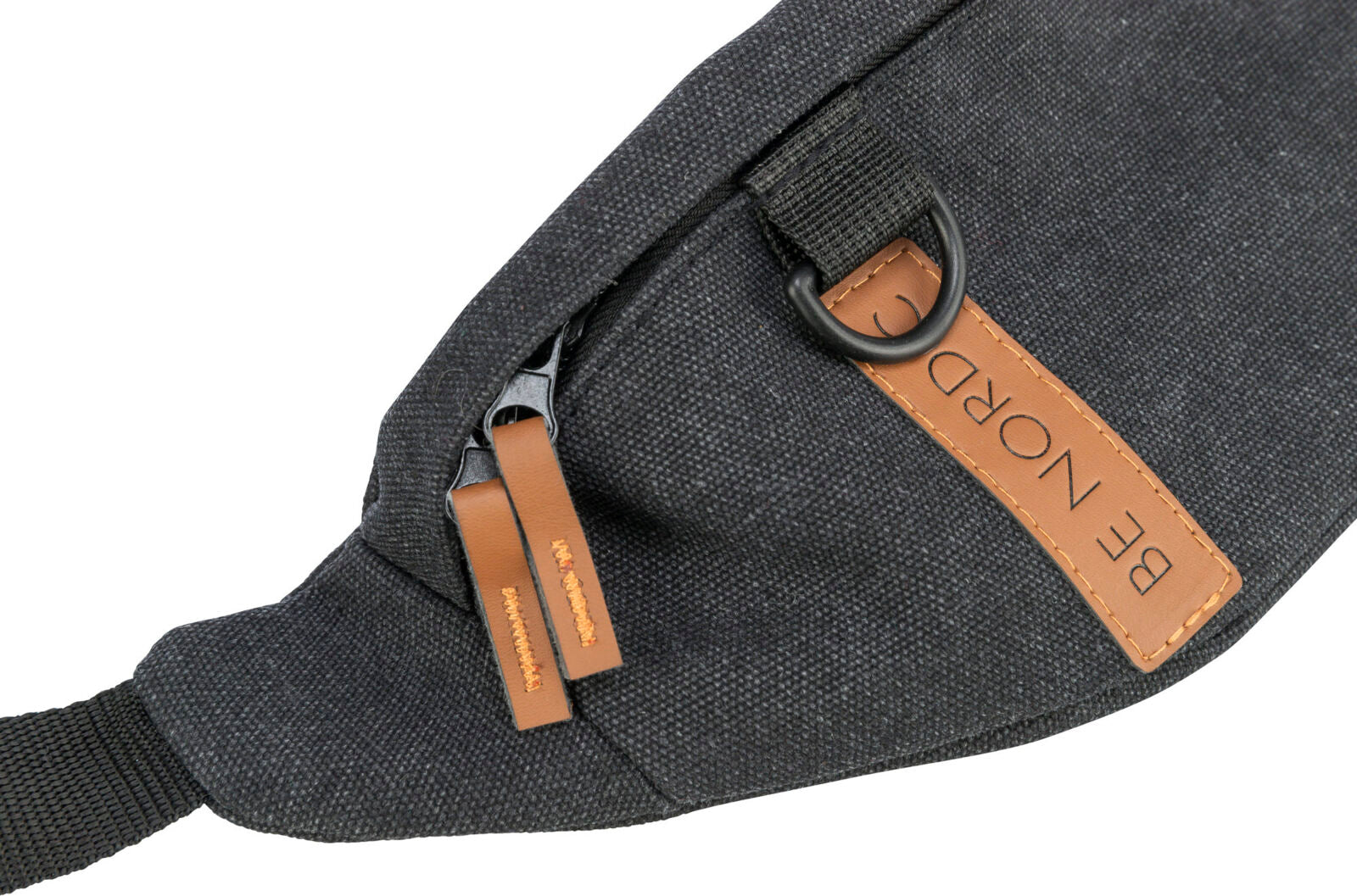 Graue Stofftasche mit schwarzem Reißverschluss, braunen Leder-Details und einem schwarzen D-Ring.