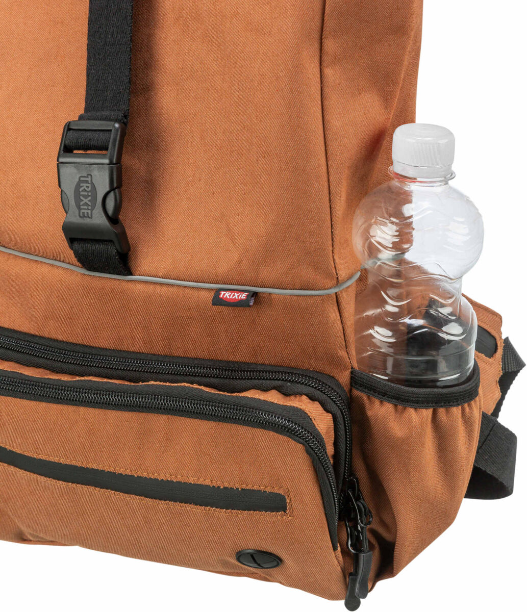 Brauner Rucksack mit schwarzer Schnalle und Reißverschlüssen, seitliche Netzhalterung mit Plastikflasche.