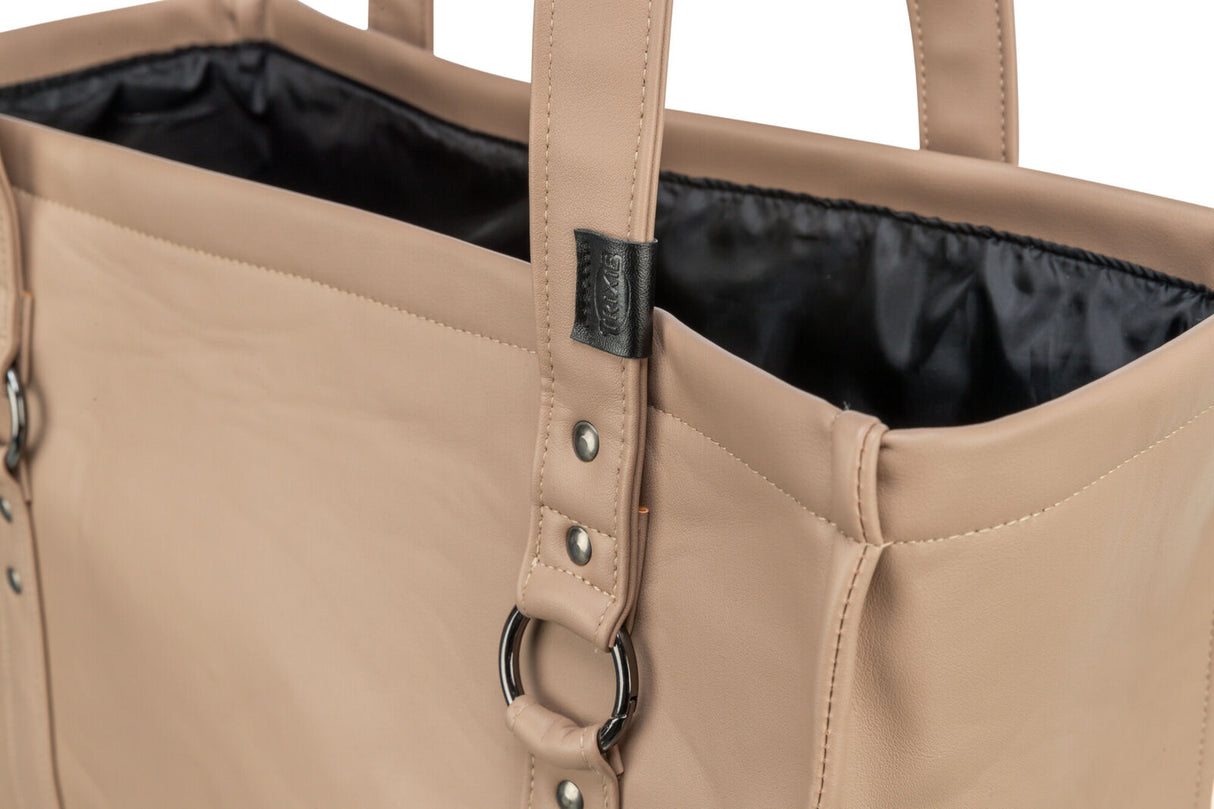 Beigefarbene Tasche mit schwarzen Nähten und Ringen, Innenfutter dunkel, Klappverschluss nicht sichtbar.