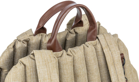 Beiger Stoffrucksack mit braunen Griffen und Faltenstruktur.