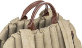 Beiger Stoffrucksack mit braunen Griffen und Faltenstruktur.