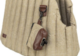 Beiger, gepolsterter Stoffhundeträger mit braunen Akzenten, an dem eine kleine braune Tasche hängt.