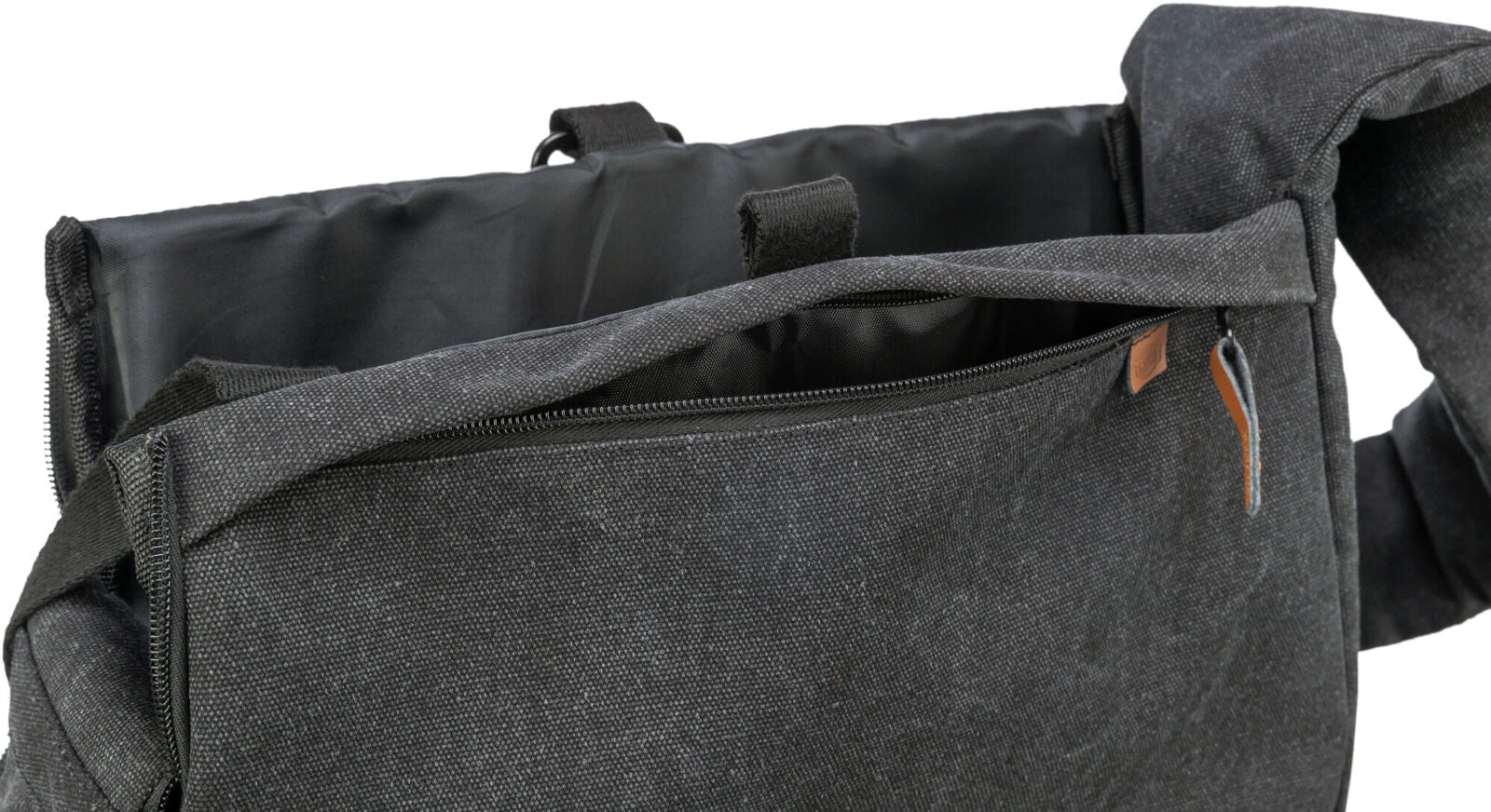 Graue Stofftasche mit geöffneter Reißverschlusstasche und sichtbarem Innenfutter aus schwarzem Material.