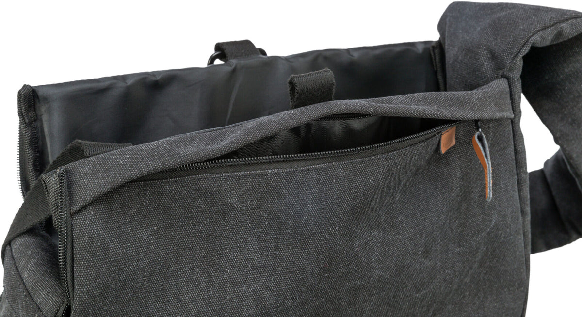Graue Stofftasche mit geöffneter Reißverschlusstasche und sichtbarem Innenfutter aus schwarzem Material.