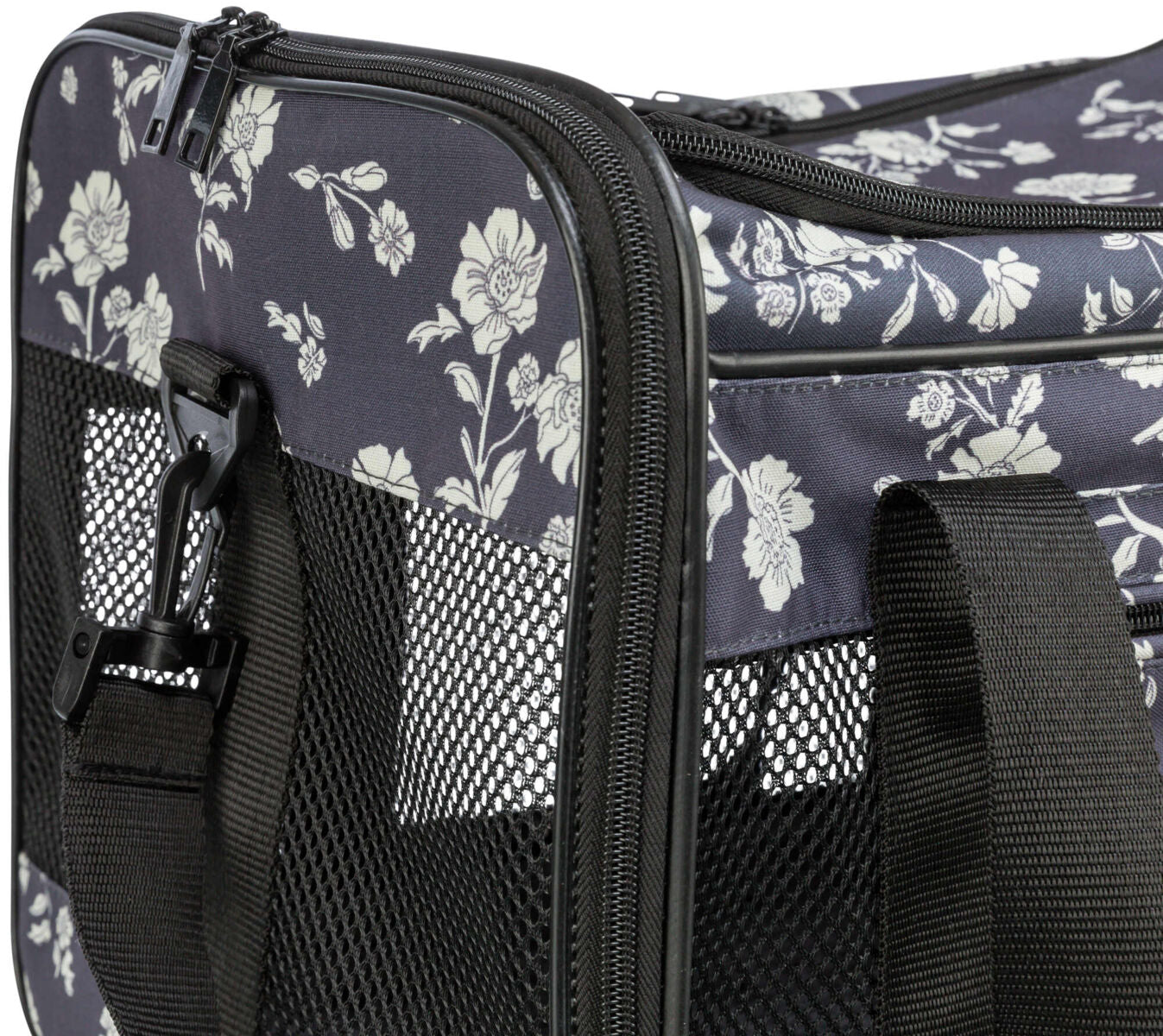 Tragetasche mit schwarzem Netz, floral bedrucktem Stoff in Blau und Weiß, Reißverschlüssen und Tragegriff.