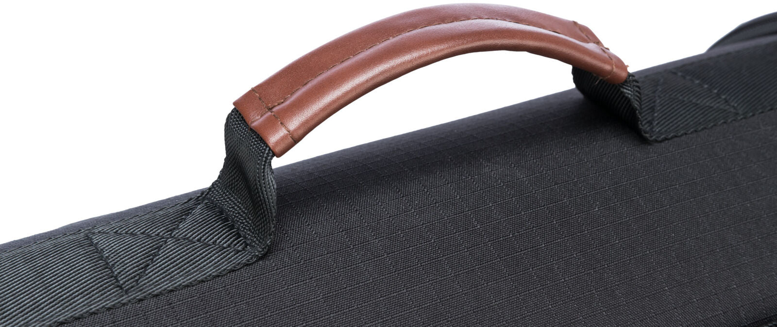 Schwarzer Stoff mit braunem, gepolstertem Griff und schwarzen Gurten.