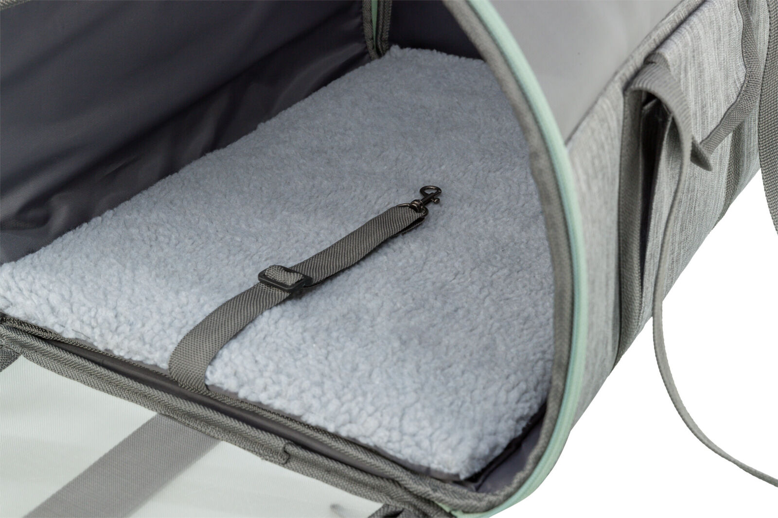 Grau-weiße Tasche mit weichem, flauschigem Innenpolster und integriertem Sicherheitsgurt zur Befestigung.