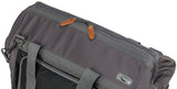 Graue Tasche mit Reißverschluss und zwei Lederzippern, seitliches Netzfach und Metallring an grauem Tragegurt.