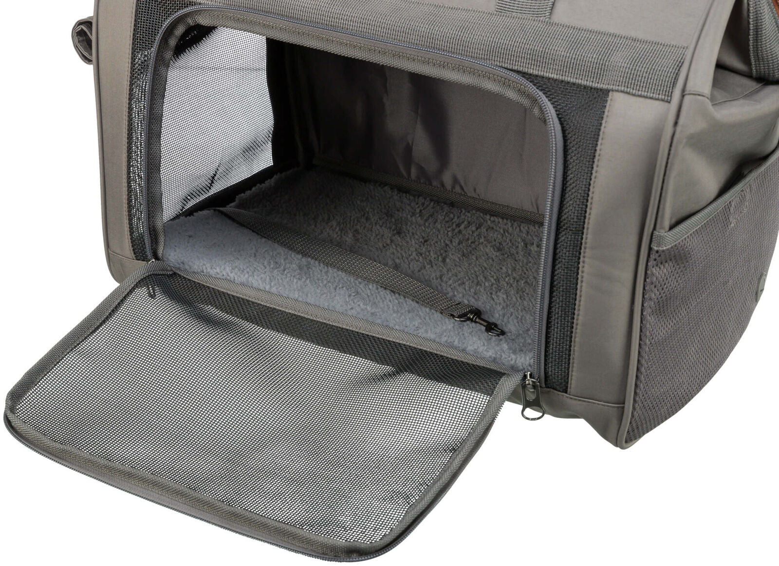 Graue Transporttasche mit offener meshbedeckter Klappe, Innenraum mit weicher grauer Unterlage sichtbar.