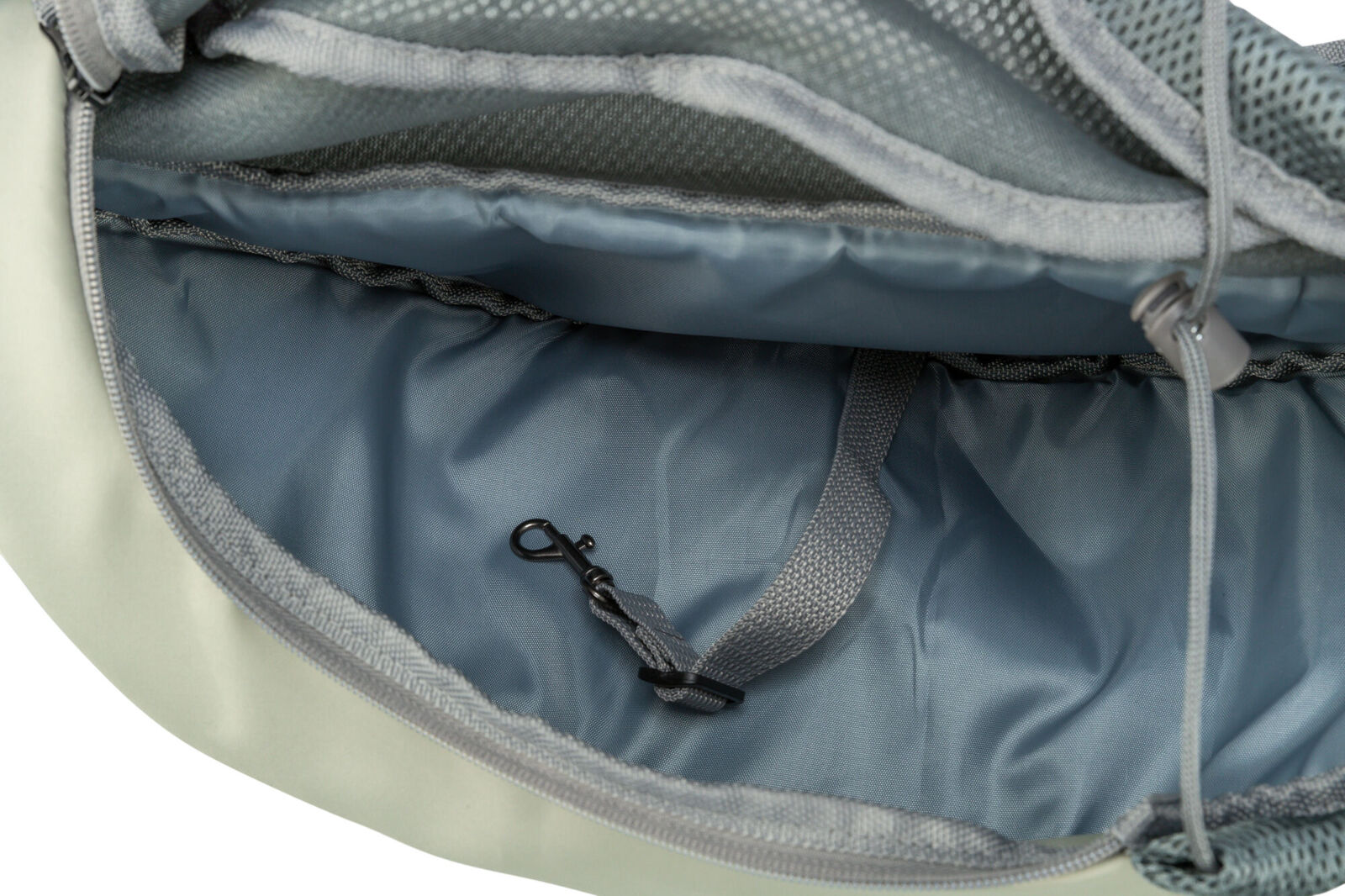 Geöffnete graue Tasche mit Innenfutter, Reißverschluss und einem kleinen Metallhaken am Gurtband.