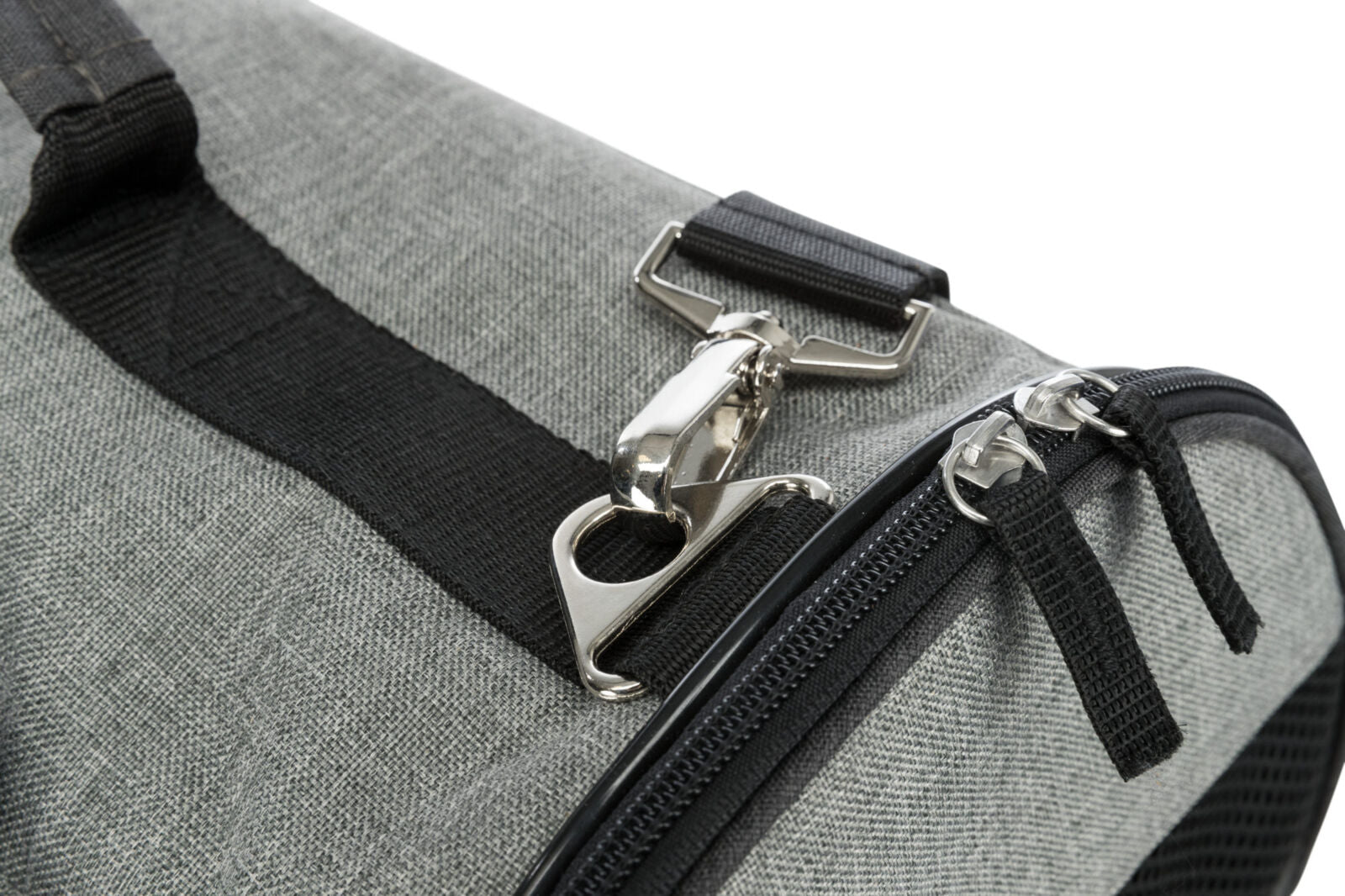 Graue Tasche mit schwarzem Reißverschluss und schwarzem Gurt, silberfarbener Karabinerhaken oben sichtbar.