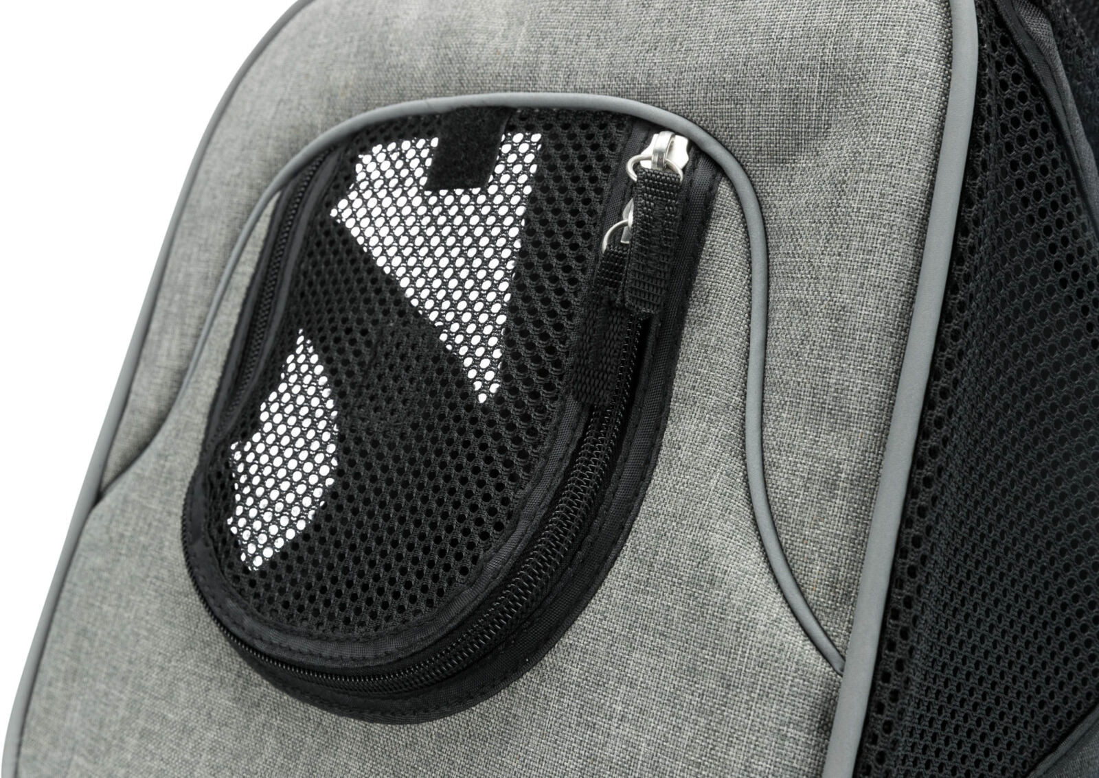 Grauer Stoffrucksack mit schwarzem Netzfach und Reißverschluss, Nahaufnahme der Tasche und Details sichtbar.