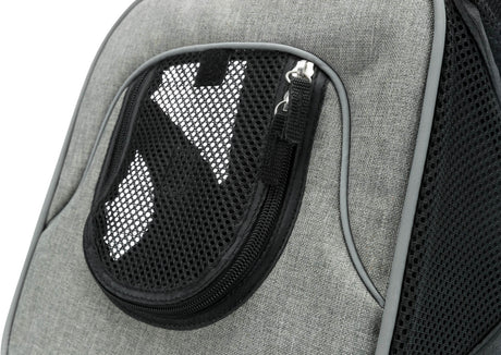 Grauer Stoffrucksack mit schwarzem Netzfach und Reißverschluss, Nahaufnahme der Tasche und Details sichtbar.