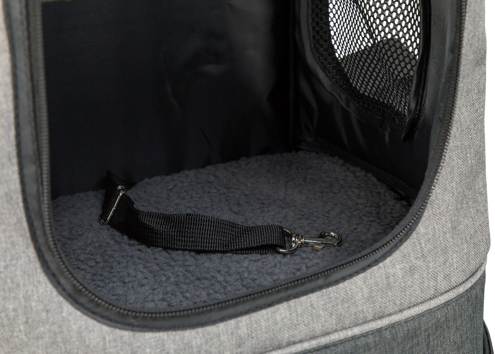 Geöffnete graue Transporttasche mit schwarzem Innenfutter, weichem Boden und innen angebrachtem Sicherheitsriemen.