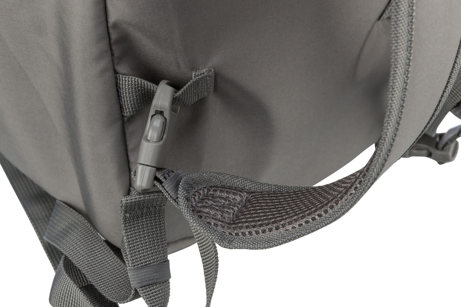 Ein dunkelgrauer Rucksackgurt mit verstellbarem Kunststoffclip und strapazierfähigem Stoffdetail.