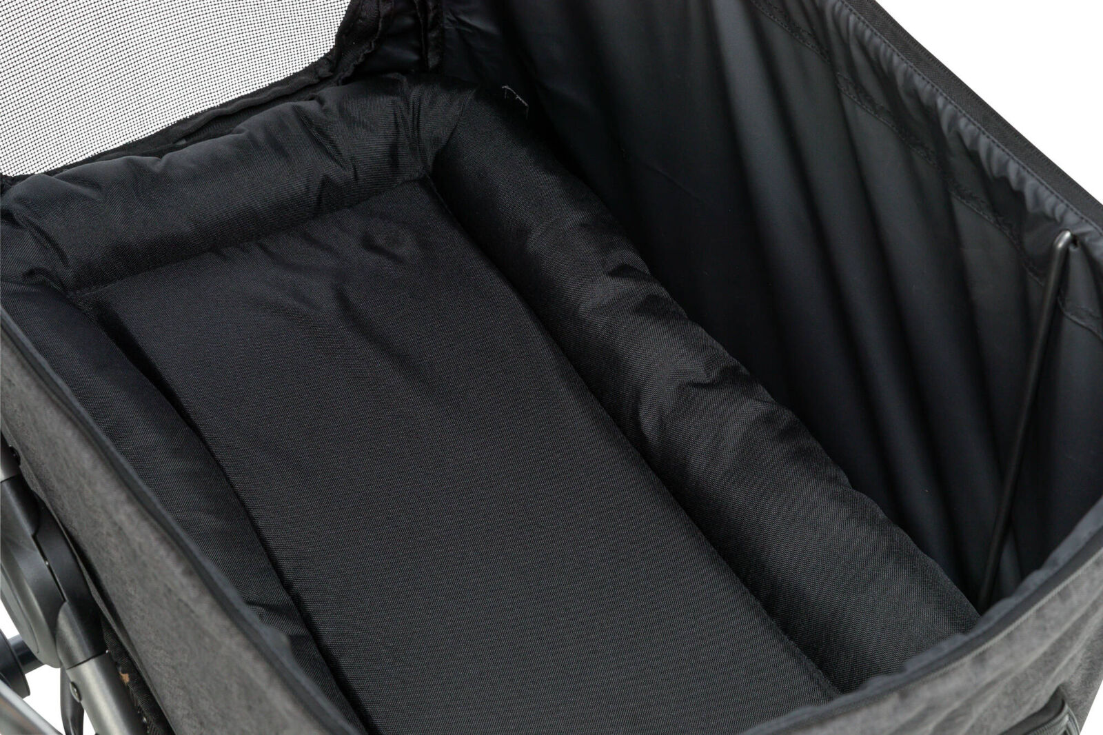 Innenansicht eines schwarzen, gepolsterten Fahrradanhängers mit Netzgewebe oben und stabiler Umrandung.