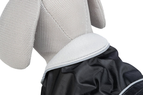 Grau-weißes Hundemantel-Design mit Netzstoff und dunklem, strukturiertem Umhang.