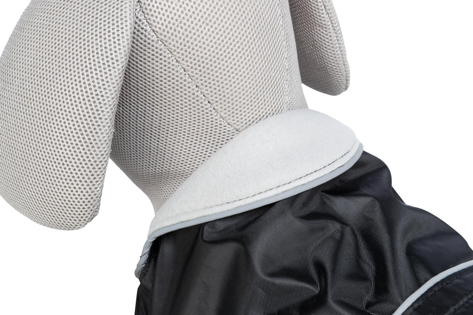 Grau-weißes Hundemantel-Design mit Netzstoff und dunklem, strukturiertem Umhang.