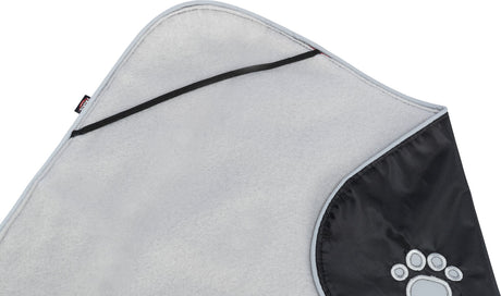 Graue Decke mit schwarzem Rand und aufgesticktem weißen Pfotenabdruck in der Ecke.