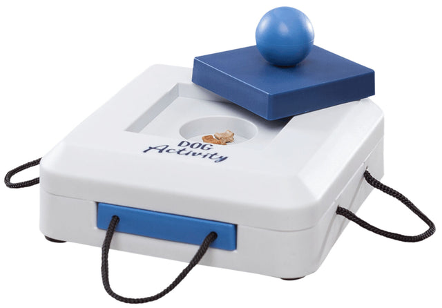 Weißes quadratisches Spielzeug mit blauer Kugel und Schublade, Text "DOG Activity" erkennbar.