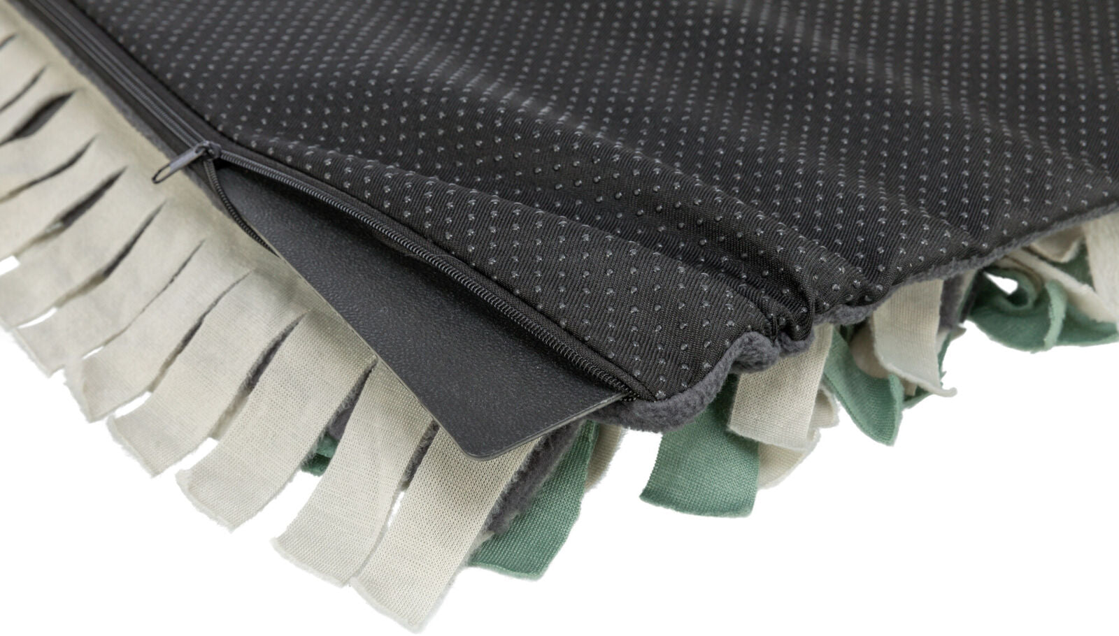 Schwarzer Stoff mit kleinen Punkten und beigefarbenen textilen Fransen in Schichten, teilweise grün gefärbt.