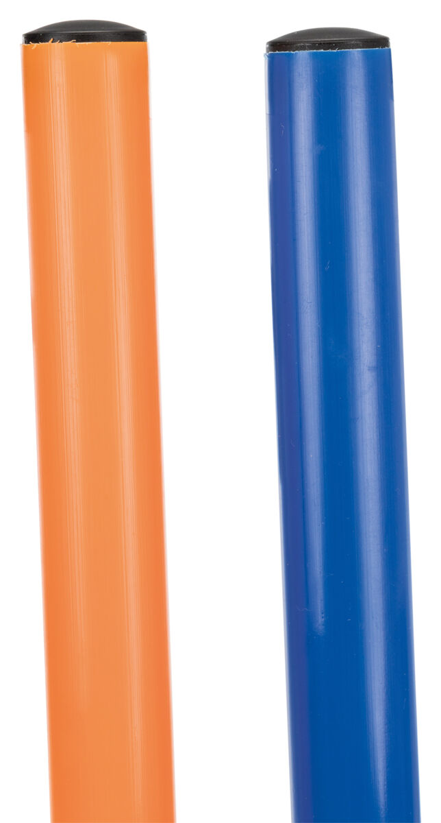 Orange und blauer Zylinder mit schwarzem Deckel nebeneinander auf weißem Hintergrund.