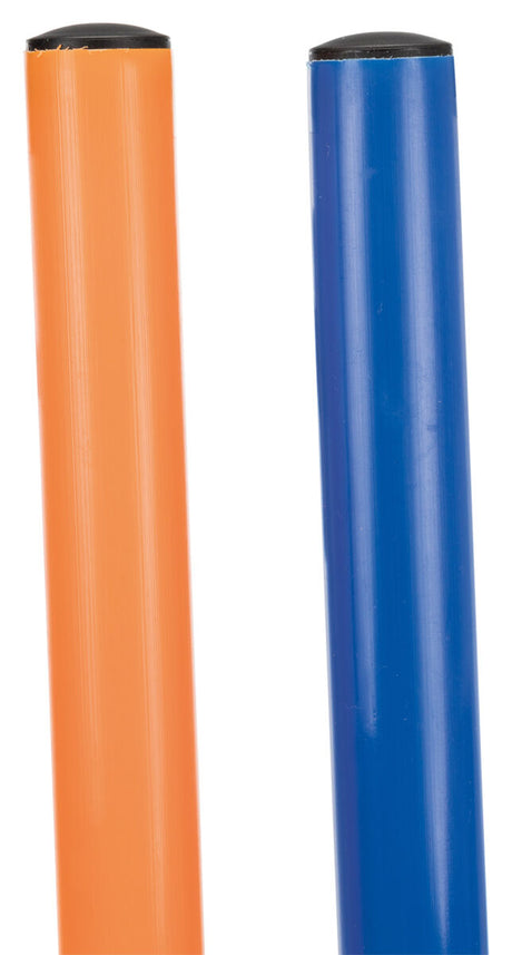 Orange und blauer Zylinder mit schwarzem Deckel nebeneinander auf weißem Hintergrund.