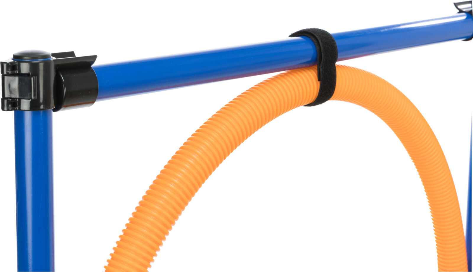 Blaues Metallgestell mit daran befestigtem geripptem, orangem Kunststoffrohr, gesichert durch schwarzen Klettverschluss.