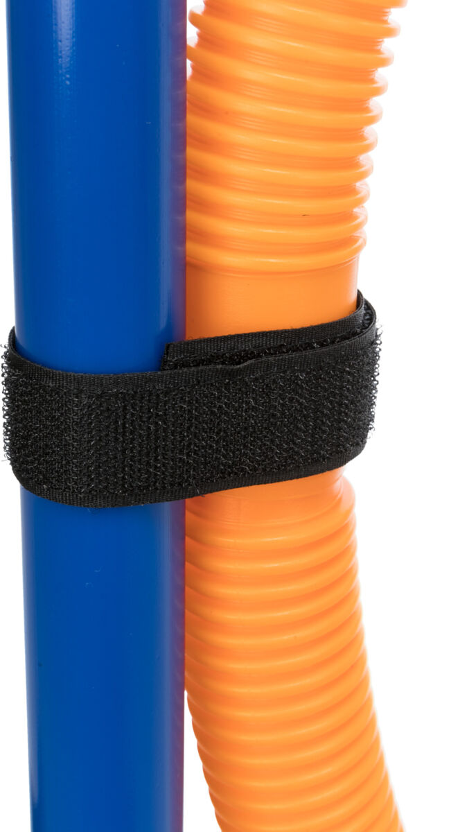 Blauer und oranger Schlauch nebeneinander mit schwarzem Klettband verbunden.