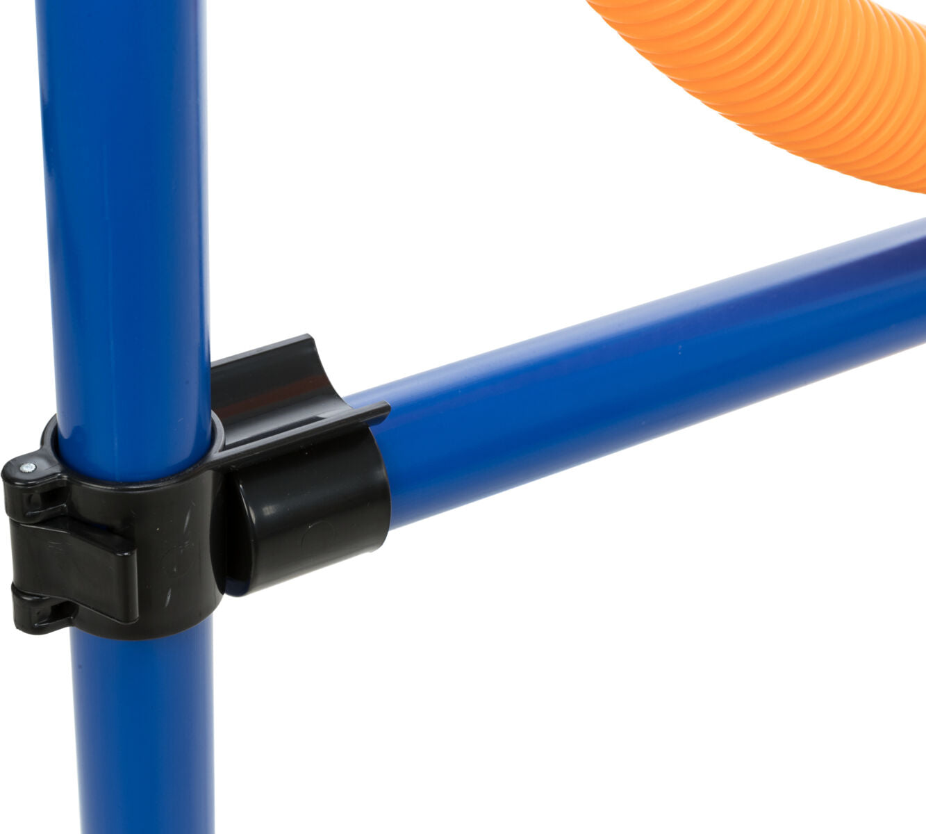 Blaues Rohrgestell mit schwarzer Kunststoffverbindung und flexiblem orangefarbenem Schlauch oben.