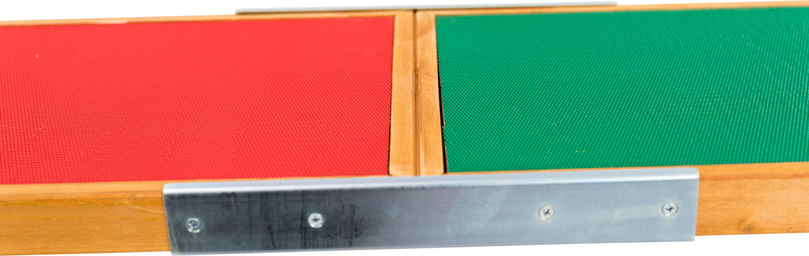 Rotes und grünes Rechteck mit Holzrahmen und Metallverstärkung, strukturiert mit feinem Muster.