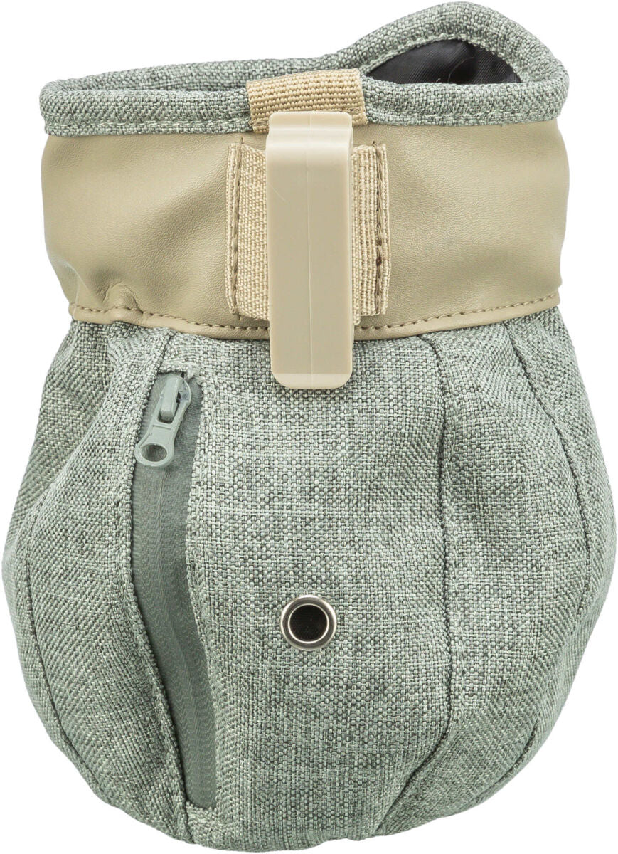 Grauer Behälter mit Reißverschluss und Metallöffnung, Lederklappe und Befestigungsclip oben, texturierte Oberfläche.