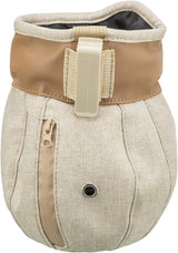 Beige Tasche aus Stoff mit braunen Akzenten, Reißverschluss und Kunststoffclip.