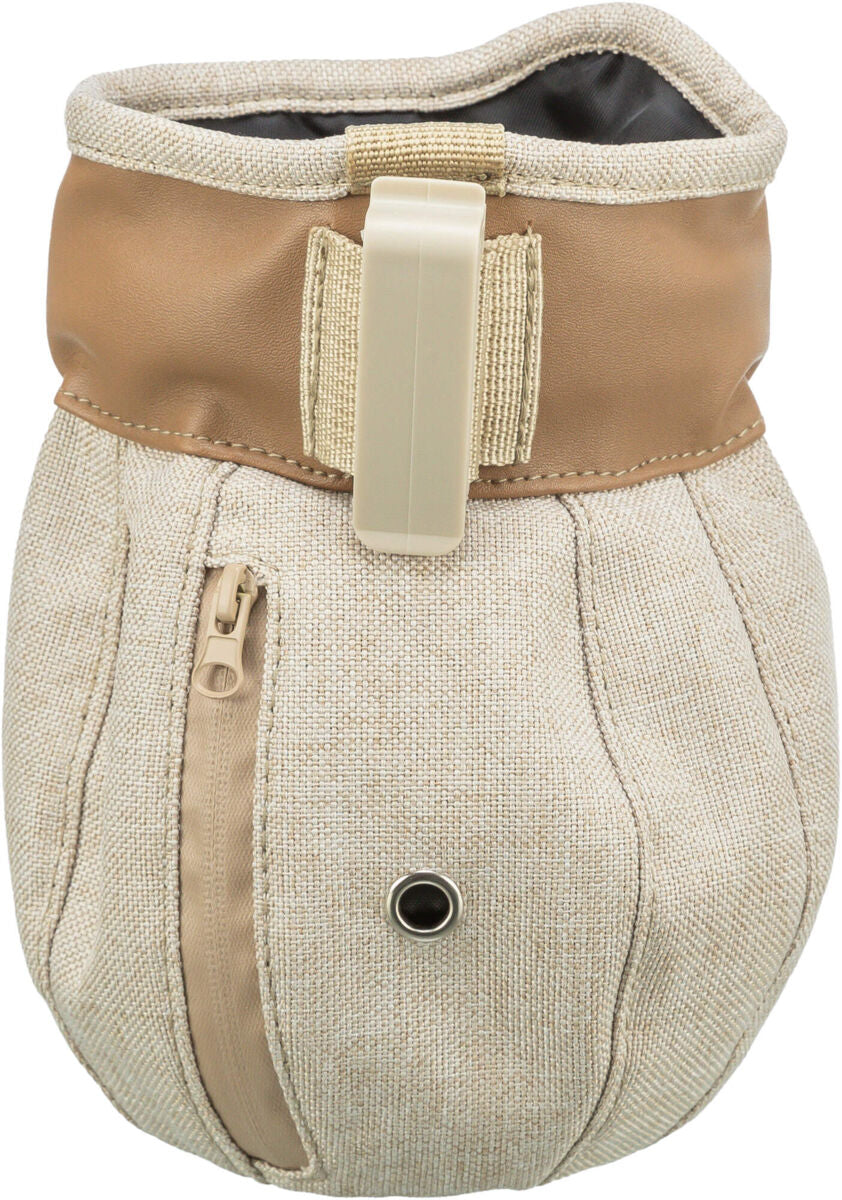 Beige Tasche aus Stoff mit braunen Akzenten, Reißverschluss und Kunststoffclip.