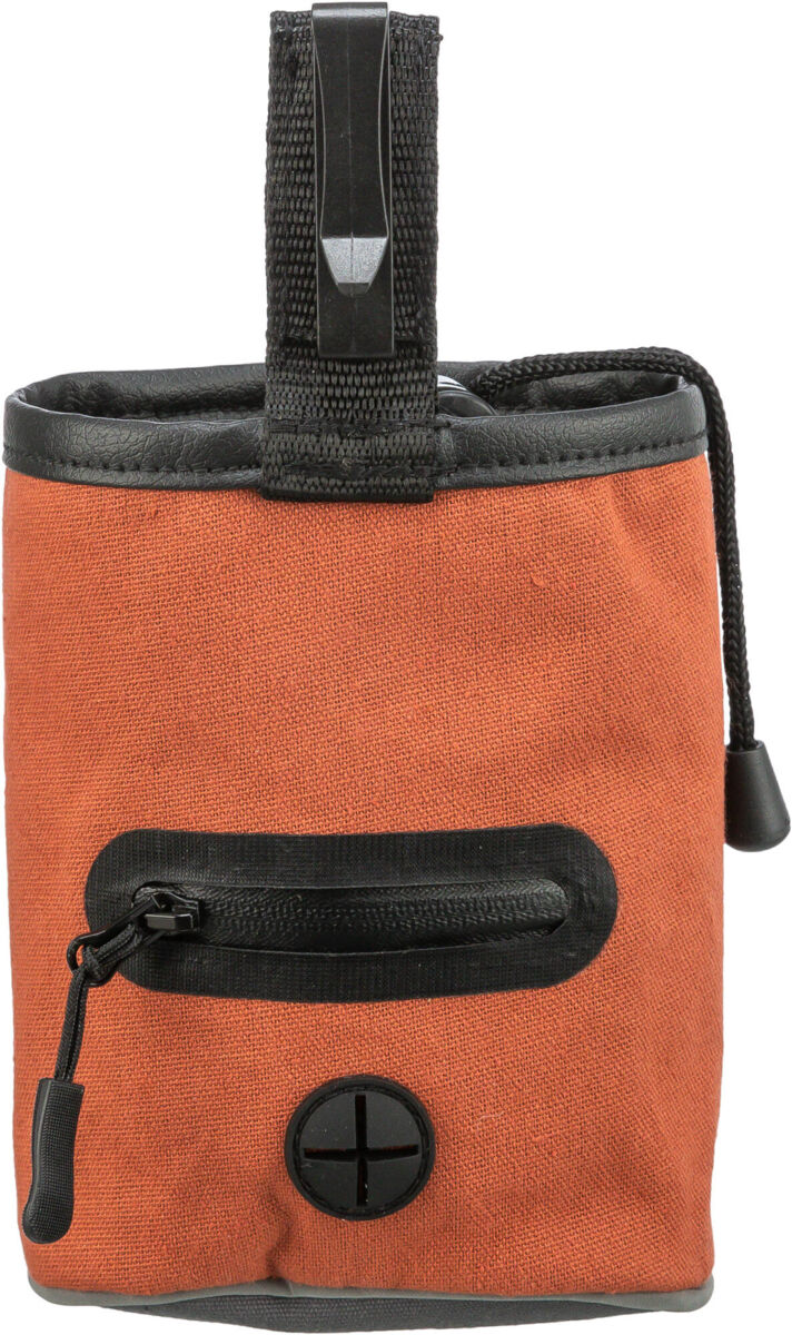 Orange Tasche mit schwarzem Reißverschluss und Aufhängeschlaufe, schwarzer Rand und Zugband, rundes Symbol.