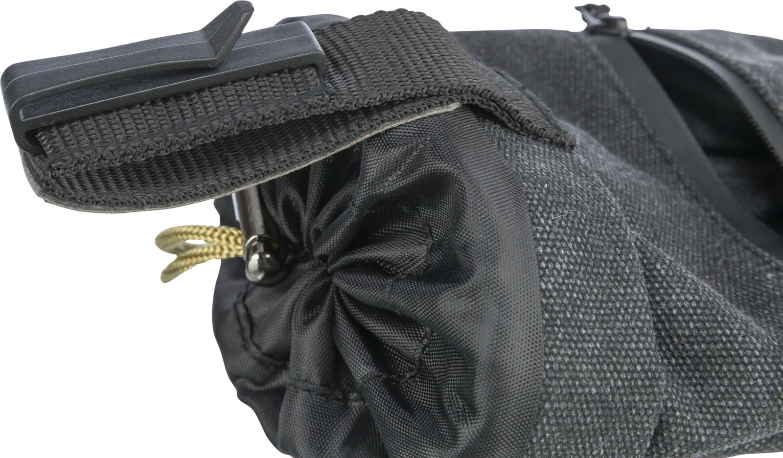 Nahaufnahme eines schwarzen Stoffobjekts mit strukturiertem Gewebe, einer Schnalle und einer Kordel mit Knoten.