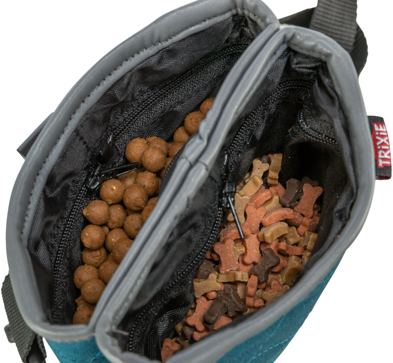 Graue Tasche mit Fächern, gefüllt mit braunen runden und bunten knochenförmigen Leckerlis; Markenname sichtbar.