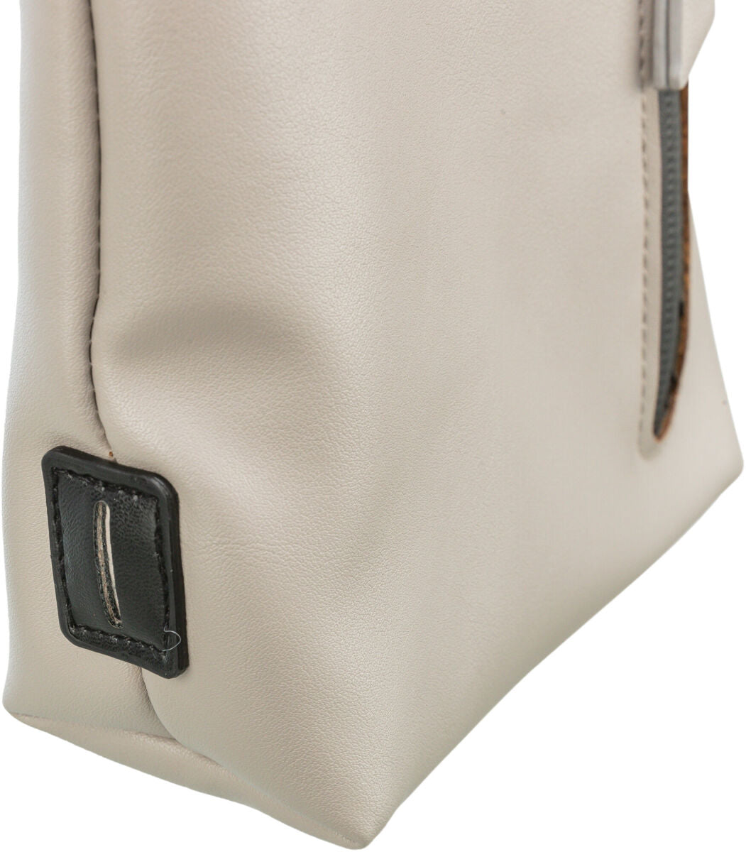 Nahaufnahme einer beigefarbenen Tasche mit schwarzem Etikett und seitlichem Reißverschluss.