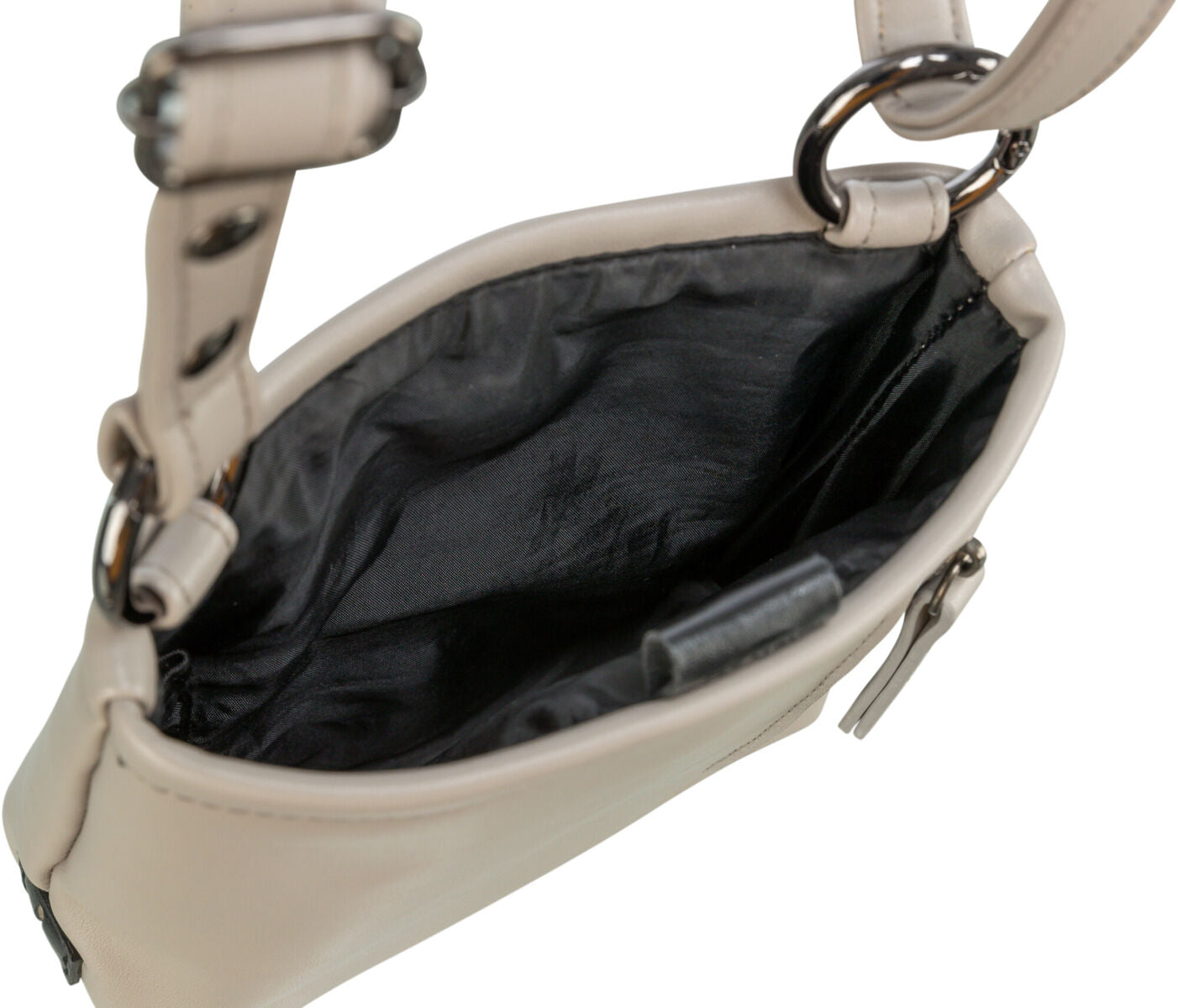 Beige Tasche mit verstellbarem Riemen und schwarzem Innenfutter, Öffnung ins Innere zeigend.