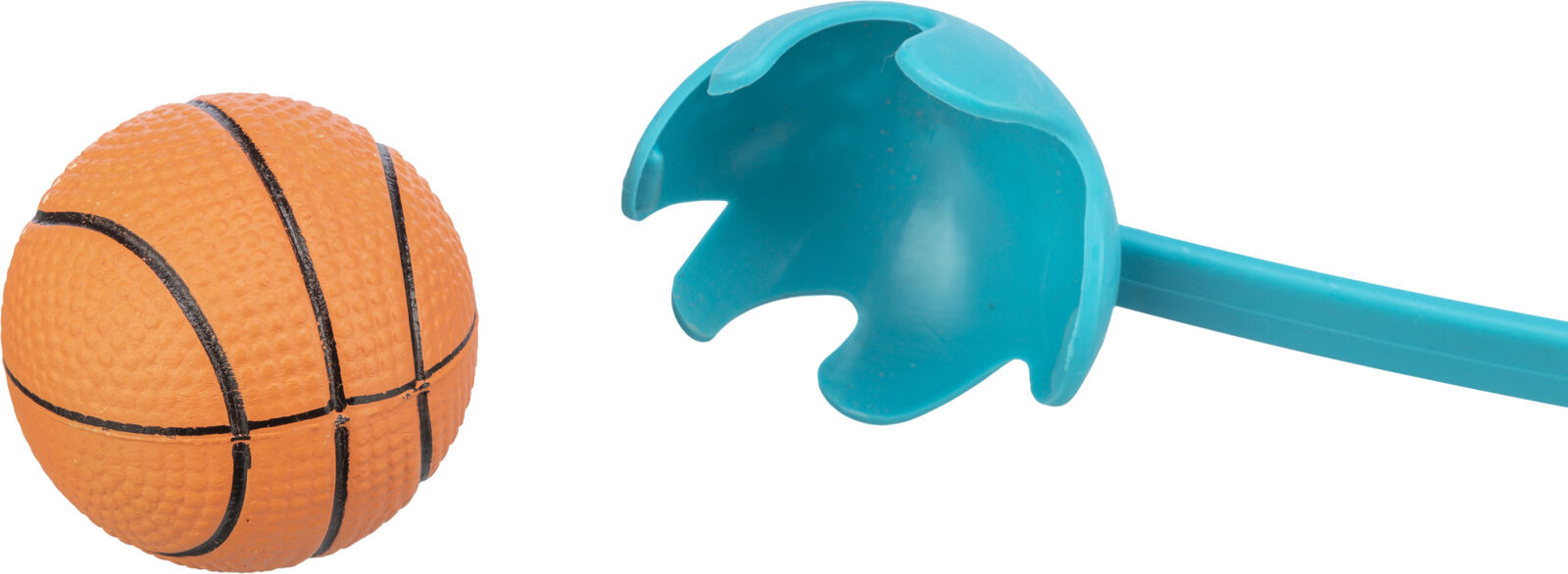 Blauer Ballwerfer aus Kunststoff mit orangem Gummiball im Basketball-Design vor weißem Hintergrund.