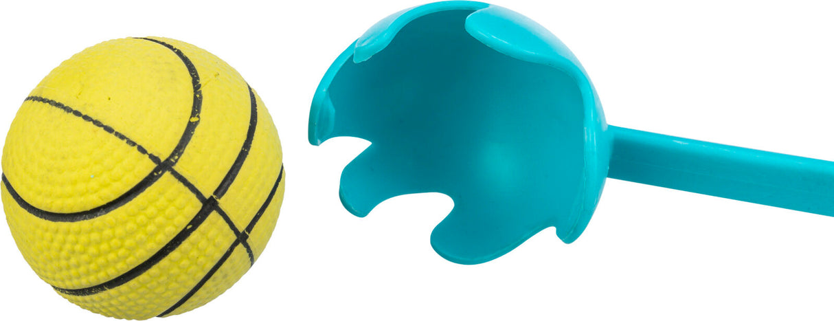 Gelber Ball mit schwarzen Linien neben einem blauen Handgriff mit halbrunder Öffnung.