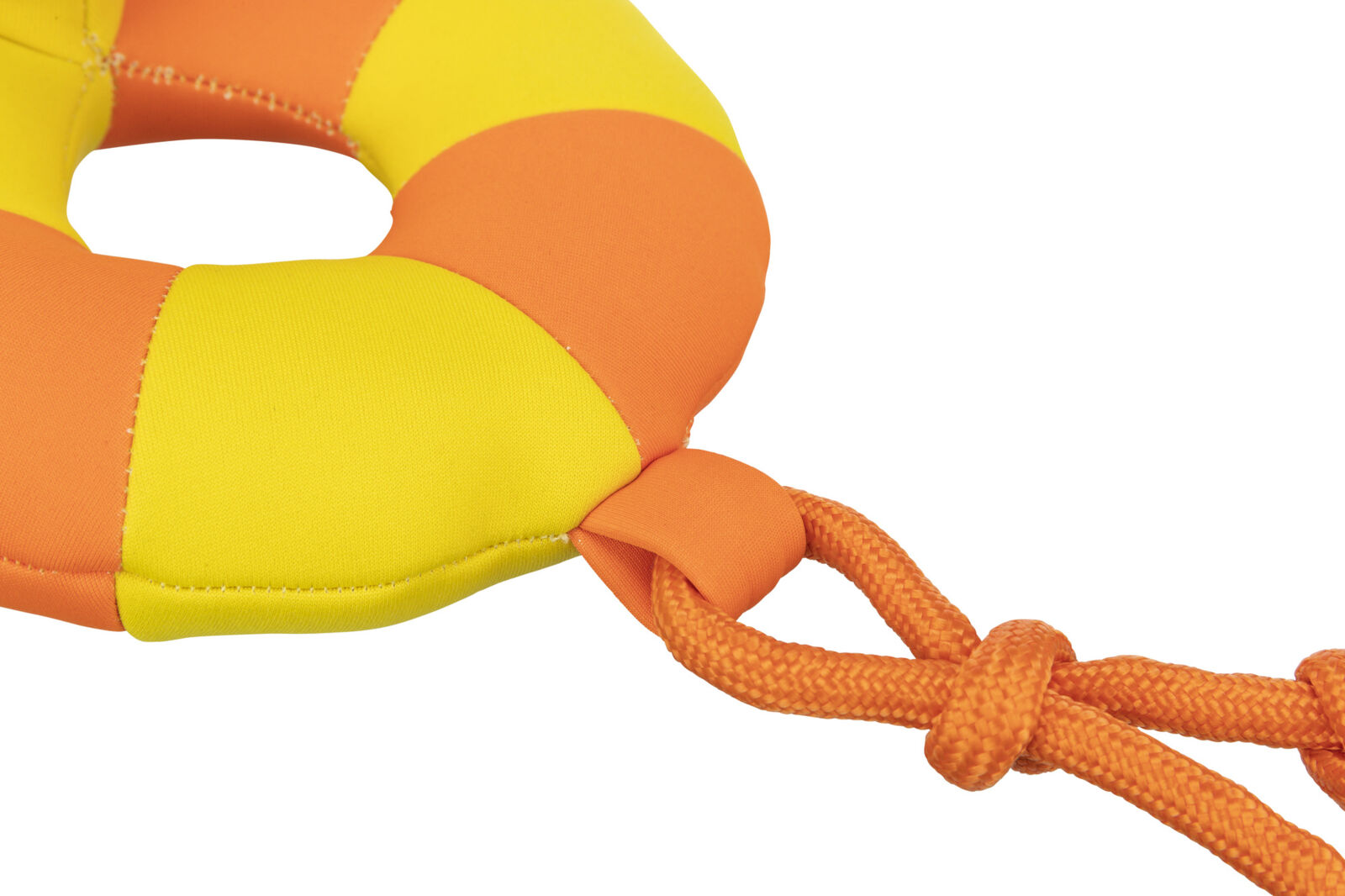 Runder schwimmender Rettungsring in orange-gelbem Streifendesign mit angeknotetem orangem Seil.