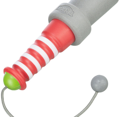 Spielzeug in Rot mit weißen Streifen und grauer Umrandung, runder Knopf mit grünem Akzent und Schnur.