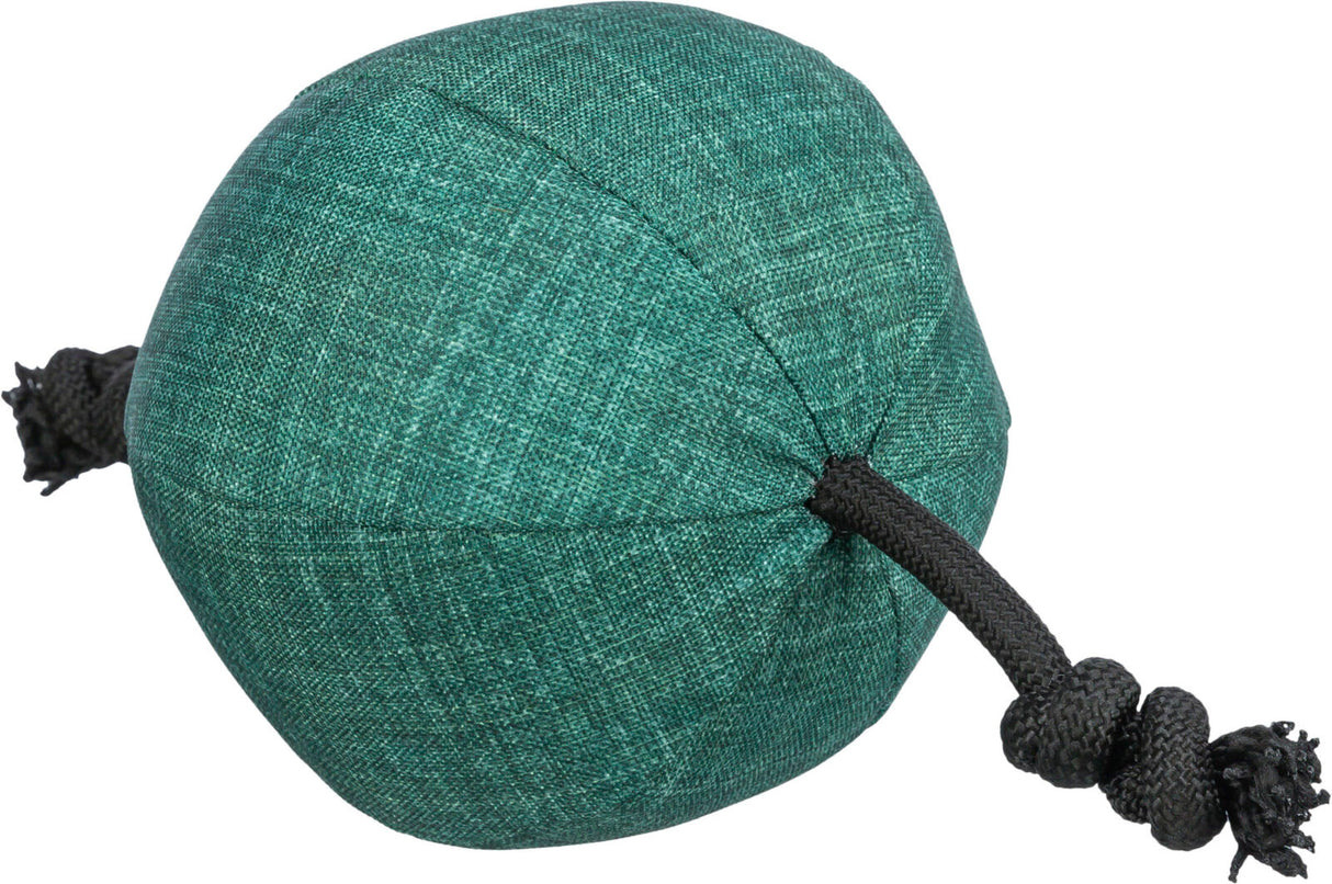 Grüner, runder Stoffball mit schwarzem Seil, das an beiden Enden herausragt.