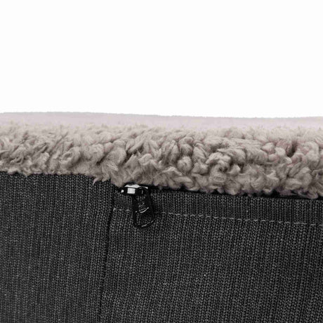 Grauer Stoff mit weicher, beiger Oberkante und sichtbarem schwarzem Reißverschluss.
