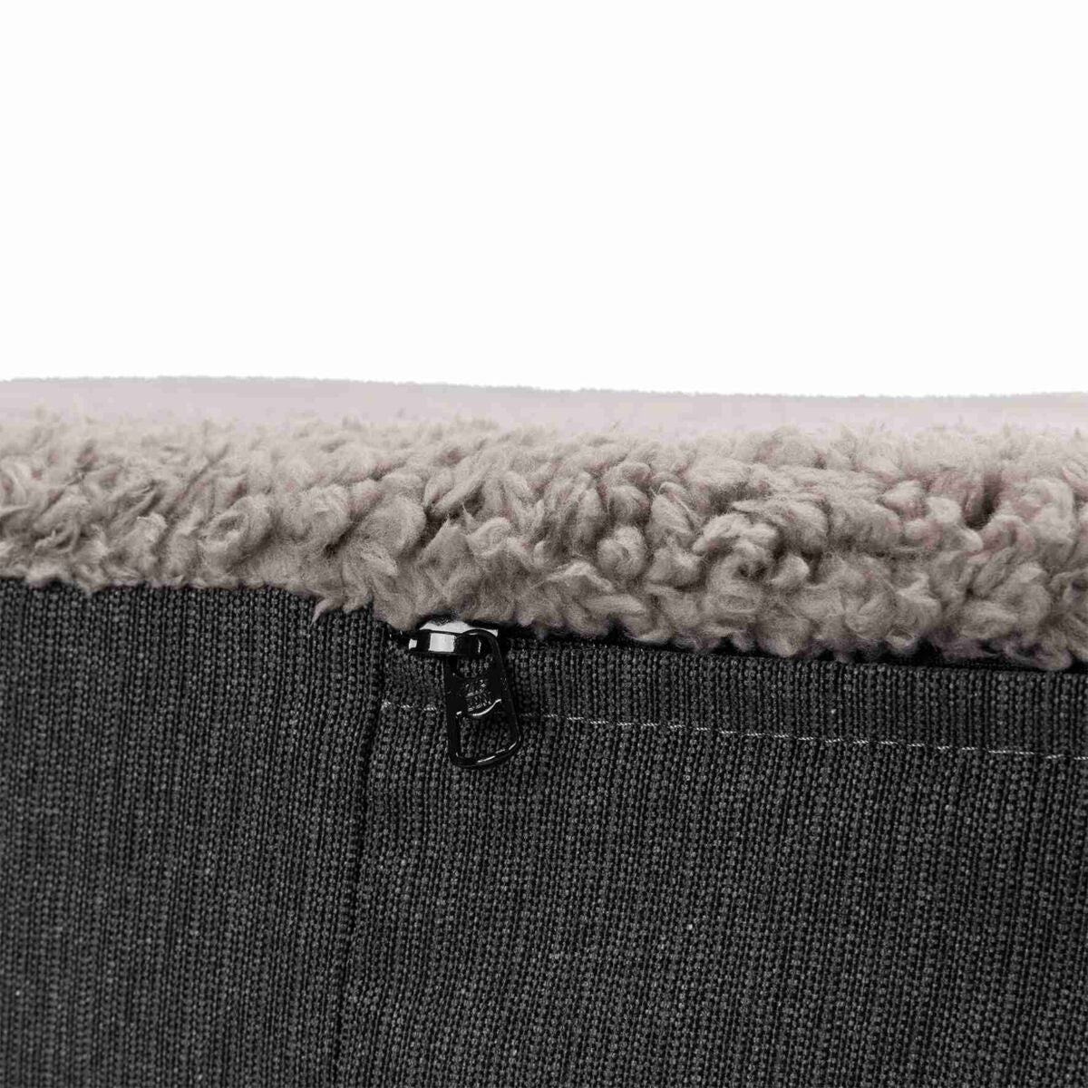 Grauer Stoff mit weicher, beiger Oberkante und sichtbarem schwarzem Reißverschluss.